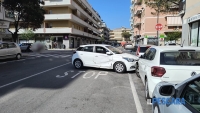 Scontro tra due auto tra via Croce e via D&#039;Ascanio, una carambola e finisce su quattro veicoli parcheggiati [FOTO]