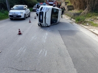 Scontro tra due auto in strada Prati, una si ribalta sul fianco [FOTO]
