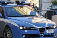 Strappa la collana a un viaggiatore sul treno, 23enne bloccato e denunciato