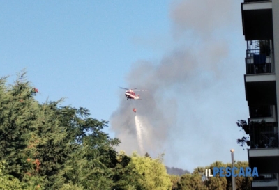 Incendio ad Alanno, le fiamme minacciano gli edifici: in azione vigili del fuoco ed elicottero