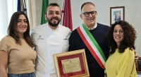 De Martinis riceve e premia la pizzeria &quot;Carpe Diem&quot; di Montesilvano dopo l&#039;entrata nella classifica 50 top pizza internazionale