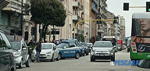 Molesta i clienti di un bar di corso Vittorio, 18enne denunciato: aveva un taglierino e un arnese da scasso