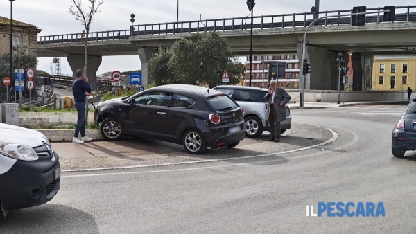 Due auto si scontrano in piazza Unione e finiscono per incastrarsi nella rotatoria [FOTO]