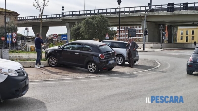 Due auto si scontrano in piazza Unione e finiscono per incastrarsi nella rotatoria [FOTO]