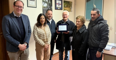 Il Comune di Penne conferisce un riconoscimento all'ultimo calzolaio, il 90enne Gabriele Giancaterino