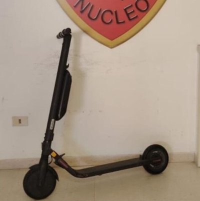 In auto nascondono un monopattino e arnesi da scasso, denunciati in due