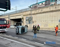 Schianto tra due auto in via Ferrari, una si ribalta [FOTO]
