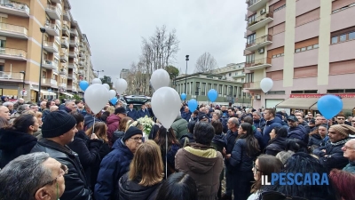 Una folla commossa per l'ultimo saluto al ristoratore Francesco Terra