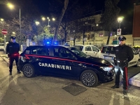 Non si fermano all&#039;alt dei carabinieri e li aggrediscono a calci, pugni e morsi dopo essere stati raggiunti: arrestati