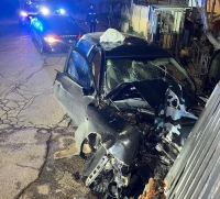 Alla guida dell'auto senza patente fugge dopo aver visto i carabinieri e si schianta contro un muro, due feriti gravi