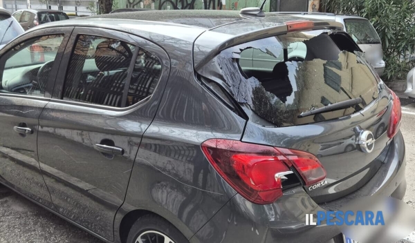 Ancora un'auto vandalizzata in via Cecco Angiolieri: torna l'incubo per i residenti