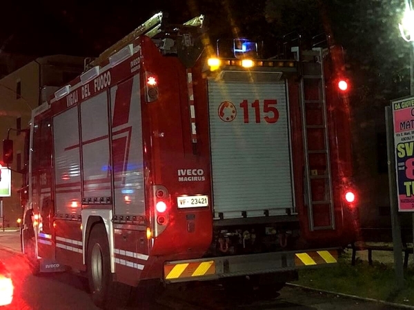 Auto a gpl in fiamme vicino a un distributore di benzina, vigili del fuoco in azione