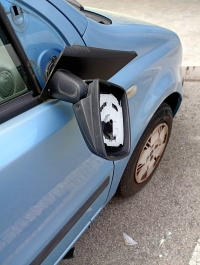 La denuncia di un cittadino: "Atti vandalici sulla mia auto nel parcheggio condominiale" [FOTO]