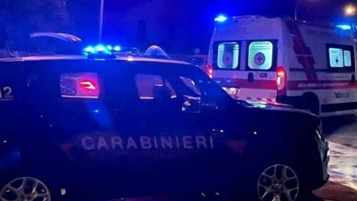 Prima picchia la madre e poi i soccorritori del 118 e i carabinieri, denunciato