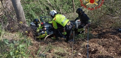 Auto finisce in un fossato a Città Sant'Angelo: ferito il conducente estratto dalle lamiere dai vigili del fuoco [FOTO]