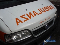 Ritorno di fiamma mentre accende il camino di casa con l'alcol, anziano ustionato in gravi condizioni