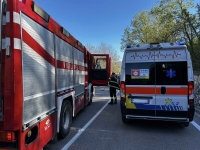 Nuovo incidente stradale mortale in Abruzzo, schianto tra un'auto e un mezzo pesante lungo la statale 690