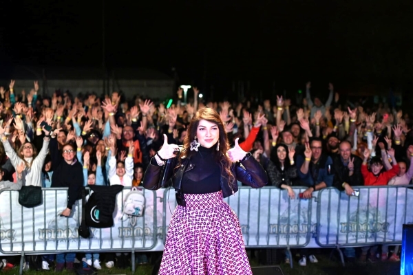 Cristina D’Avena al Santangelo Outlet Village per le feste di Natale