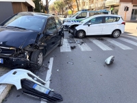 Schianto quasi frontale tra due auto all'incrocio tra via Benedetto Croce e via Spaventa, una finisce sul marciapiede: due ferite [FOTO]