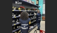 Circa 40mila articoli di carnevale destinati ai bambini e non sicuri sequestrati dalla guardia di finanza