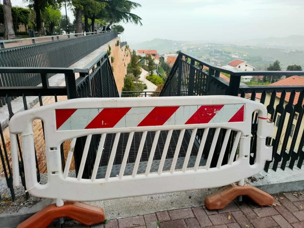 L'opposizione di Città Sant'Angelo sulla "Risalita" del giardino comunale: "Crepe e pendenza anomala, vogliamo risposte"