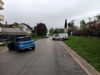 Con l'auto invade la corsia opposta e si schianta quasi frontalmente con un furgoncino