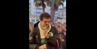 La pioggia non ferma i fan di Carl Brave: 2mila in piazza Salotto per lo &quot;Street tour&quot; a sorpresa [VIDEO]