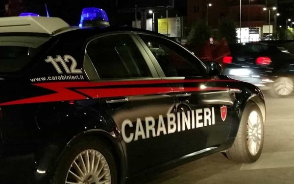 In due fanno cadere giovane seduto su una panchina e gli rubano lo smartphone, individuati e arrestati
