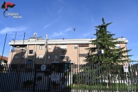 Insieme alla madre picchia la compagna di 24 anni davanti ai figli piccoli e aggredisce i carabinieri, giovane arrestato