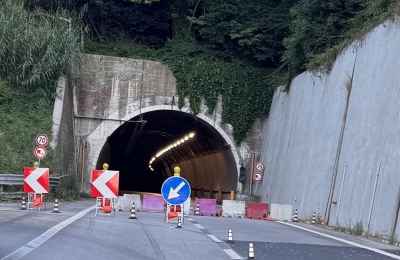 Camion urta la galleria San Giovanni dopo un incidente, chiuso tratto della circonvallazione