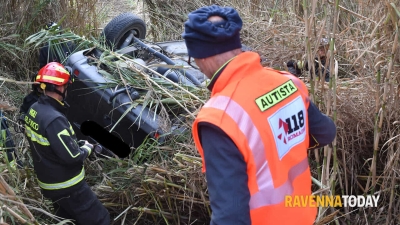 Violento tamponamento a Ravenna tra due auto: una si ribalta tra i canneti: dentro una coppia del Pescarese