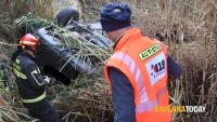 Violento tamponamento a Ravenna tra due auto: una si ribalta tra i canneti: dentro una coppia del Pescarese