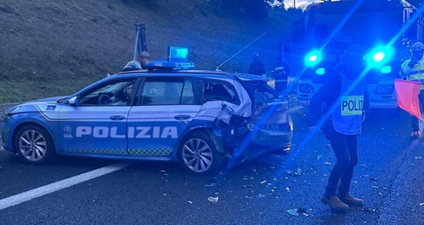 Incidente sulla A25, la dinamica: vettura tampona auto della polizia che travolge un agente in strada, diversi feriti [FOTO]