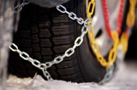 Esce per montare le catene ma si sente male e muore per un infarto, tragedia in Abruzzo per un turista