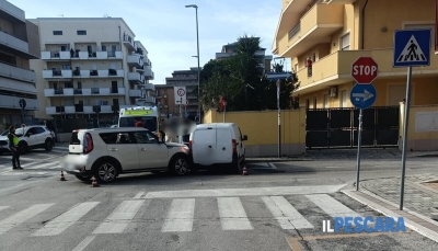 Incidente all'incrocio tra via Socrate e via dei Peligni: moglie e marito feriti e portati in ospedale