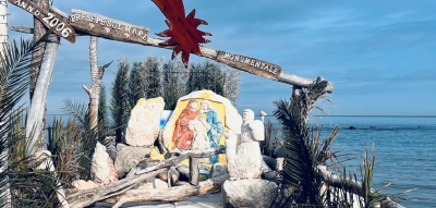 Nella chiesa della Stella Maris la tradizionale messa di Natale con la processione verso il presepe sul mare