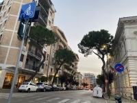 Si stacca parte dell&#039;intonaco nel bagno di un appartamento in via Muzii, ferita una ragazza