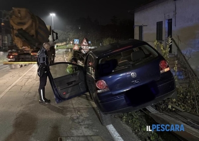 Un colpo di sonno e finisce con l&#039;auto sopra il guardrail: l&#039;incidente sulla statale 16 a Spoltore