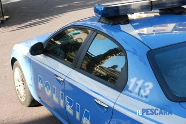 Danneggia le auto in sosta in piazza Italia, donna arrestata dalla polizia