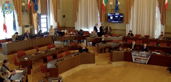 Caos in aula sulle reti del gas: maggioranza divisa, voto rimandato e accuse di &quot;democrazia calpestata&quot; sugli emendamenti