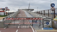 Chiuso il ponte del mare, colpito e danneggiato da un'imbarcazione impegnata nel ripascimento [FOTO]
