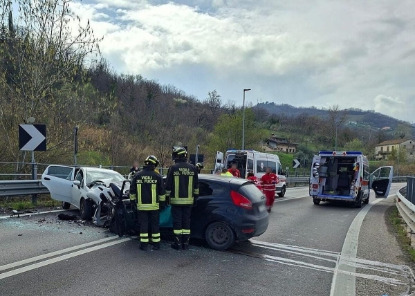 Schianto frontale tra due auto, morto un uomo di 38 anni [FOTO]