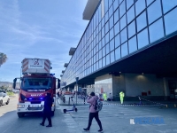 Paura alla stazione centrale, i vetri si staccano dalla facciata e precipitano sul marciapiede [FOTO]