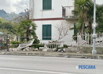 Incidente tra due auto a Montesilvano: una finisce sul marciapiede e investe una donna