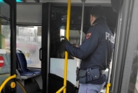 Minaccia l'autista del bus Tua Avezzano-Pescara e dà calci e pugni agli agenti della polizia, arrestato