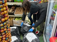 Blitz di polizia locale e Asl in un minimarket etnico del centro, sequestri di cibo e sanzioni [FOTO]