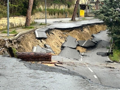 A Silvi la frana non si ferma, scuole chiuse nel borgo e ora si pensa ai moduli per consentire le lezioni