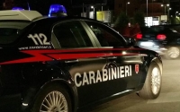 Tira fuori un coltello dalla borsa al culmine di una lite e tenta di uccidere la rivale: arrestata