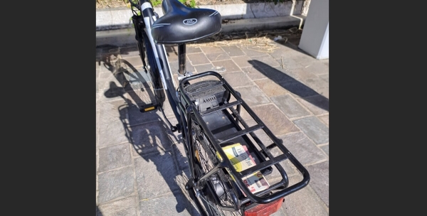 Furti in serie delle batterie delle e-bike gratuite messe a disposizione del Comune: &quot;Un danno a tutta la cittadinanza&quot; [FOTO]