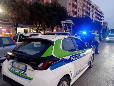 Ruba generi alimentari e alcolici in un supermercato del centro ma viene bloccato durante la fuga, denunciato